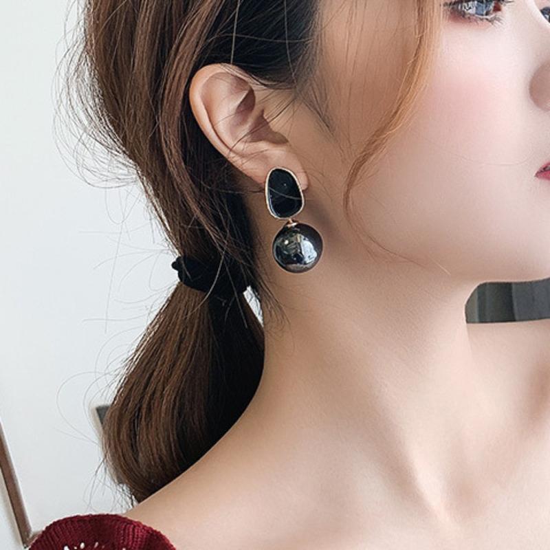 Black big pearl earrings