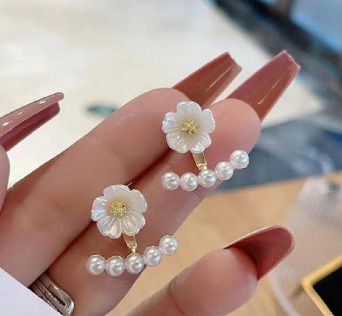 Minimal Flower Pearl Detachable Earrings