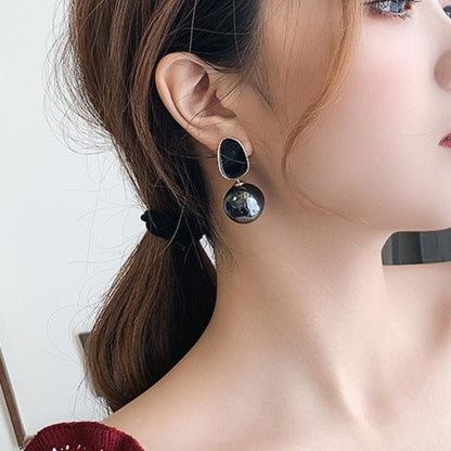 Black big pearl earrings