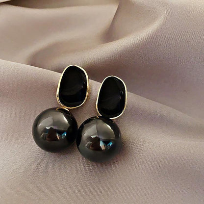 Black big pearl earrings