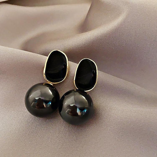 Black big pearl earrings