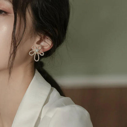 Luxurious Flower Pearl Stud Earrings