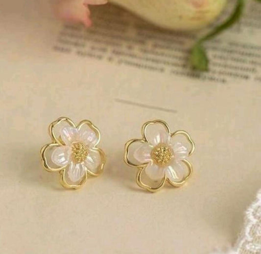 Minimal Everyday Look Flower Studs